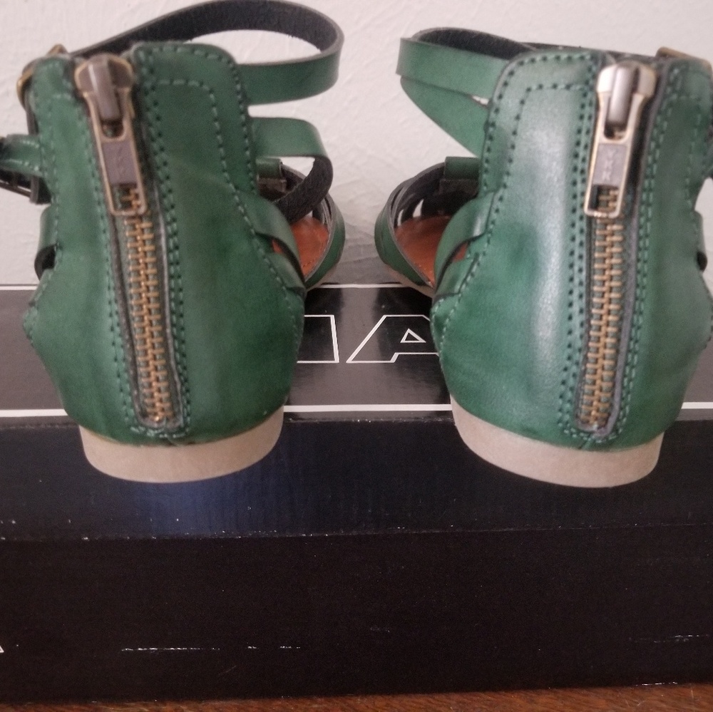 Flats/Sandals